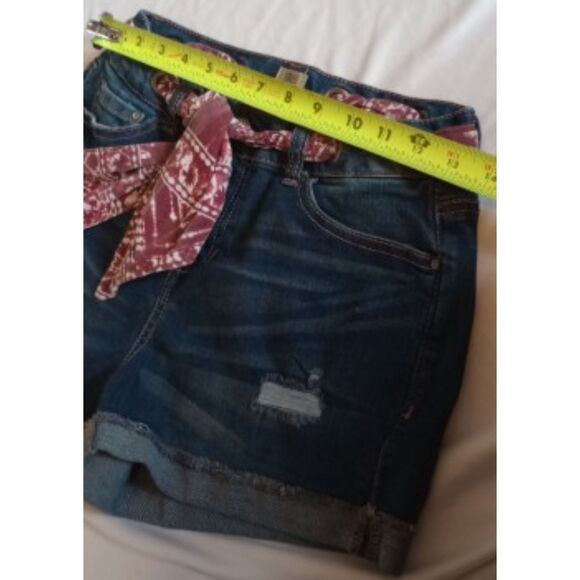 True Craft Junior's Size 7 Destressed Jean Shorts - Picture 3 of 7